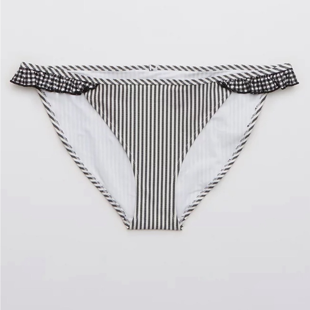 33A.- Aerie Seersucker Stripped Ruffle Bikini Bottom. Black